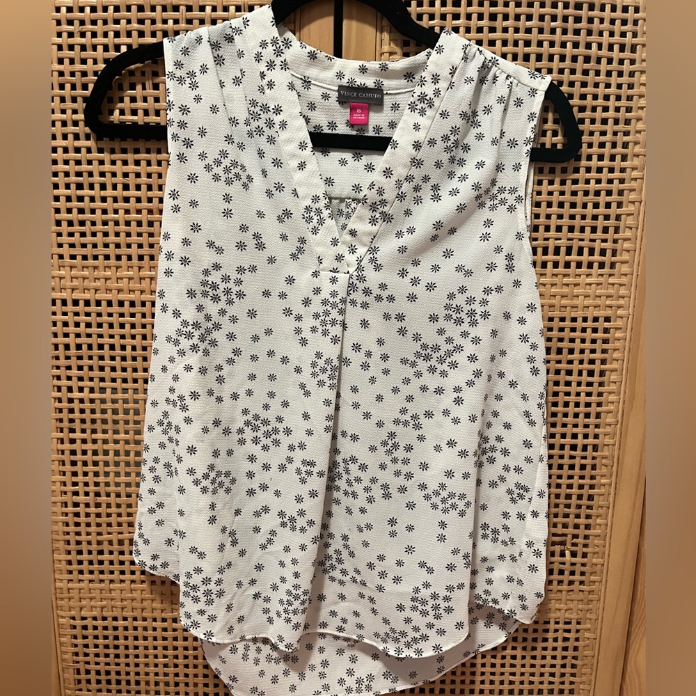 Vince Camuto black and white floral sleeveless top 🌺